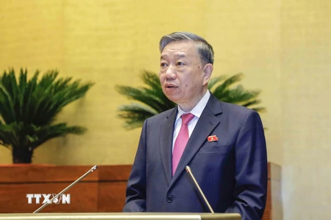 Bộ trưởng Bộ Công an Tô Lâm trình bày Tờ trình về việc thực hiện Luật Xuất cảnh, nhập cảnh của công dân Việt Nam liên quan đến thông tin 'nơi sinh' trên hộ chiếu. (Ảnh: Doãn Tấn/TTXVN)