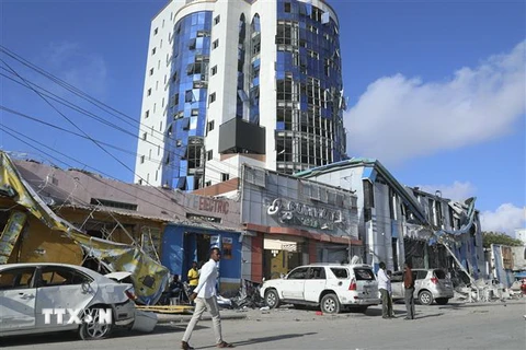 Hiện trường một vụ đánh bom ở Mogadishu, Somalia. (Ảnh: AFP/TTXVN)