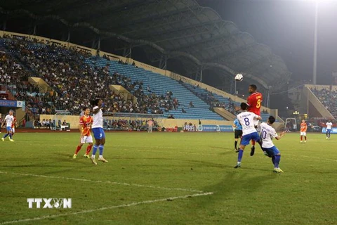 Một trận đấu của Câu lạc bộ Bóng đá Nam Định trên sân Thiên Trường. (Ảnh: Công Luật/TTXVN)