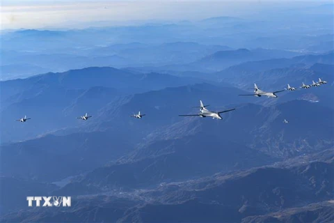 Máy bay ném bom B-1B của không lực Mỹ (giữa) cùng 4 máy bay chiến đấu F-16 và 4 tiêm kích F-35 của Hàn Quốc tham gia cuộc tập trận không quân chung Vigilant Storm ở Hàn Quốc, ngày 5/11. (Ảnh: AFP/TTXVN)