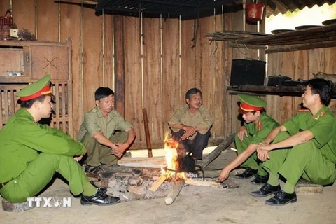 Cán bộ, chiến sỹ Công an tỉnh Yên Bái tuyên truyền phổ biến pháp luật tại nhà người dân. (Ảnh: Doãn Tấn/TTXVN)