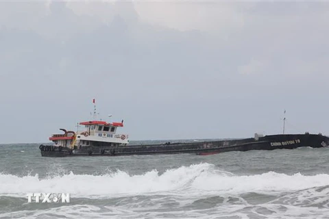 Tàu hàng Chính Quỳnh 19 mắc cạn trên biển, cách bờ biển thôn 4, xã Gio Hải khoảng 200m về phía Đông. (Ảnh: Thanh Thủy/TTXVN)