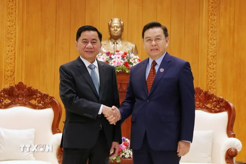 Chủ tịch Quốc hội Lào Xaysomphone Phomvihane tiếp ông Trần Cẩm Tú, Chủ nhiệm Ủy ban Kiểm tra Trung ương đến chào xã giao. (Ảnh: Phạm Kiên/TTXVN)