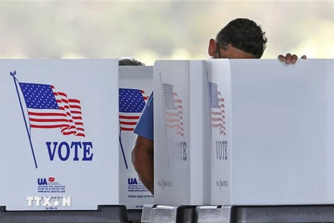 Cử tri bỏ phiếu bầu cử giữa kỳ Quốc hội Mỹ ở Kissimmee, Florida, ngày 8/11/2022. (Ảnh: AFP/TTXVN)