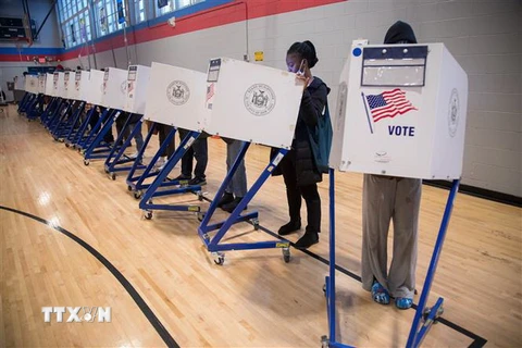 Cử tri Mỹ bỏ phiếu bầu Quốc hội giữa nhiệm kỳ tại điểm bầu cử ở New York. (Ảnh: THX/TTXVN)