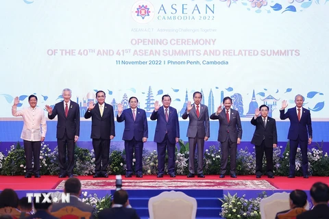 Thủ tướng Phạm Minh Chính và trưởng đoàn các nước ASEAN chụp ảnh chung tại Lễ khai mạc. (Ảnh: Dương Giang/TTXVN)