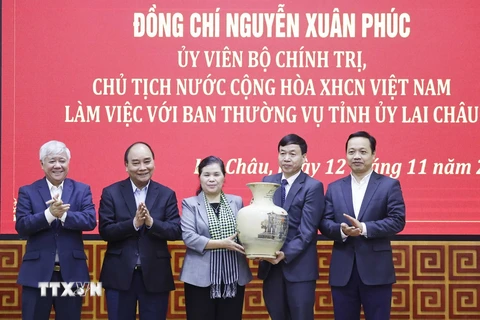 Chủ tịch nước Nguyễn Xuân Phúc tặng đồ lưu niệm cho Ban Thường vụ Tỉnh ủy Lai Châu. (Ảnh: Thống Nhất/TTXVN)