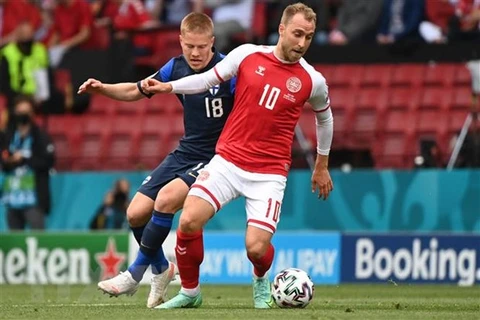 Cầu thủ Jere Uronen (trái) của Phần Lan tranh bóng với cầu thủ Christian Eriksen của Đan Mạch trong trận đấu bảng B, Vòng chung kết EURO 2020 trên sân Parken ở Copenhagen ngày 12/6/2021. (Ảnh: AFP/TTXVN)