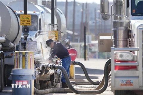 Bơm dầu thô tại một cơ sở khai thác dầu ở thành phố Salt Lake, bang Utah, Mỹ. (Ảnh: AFP/TTXVN)