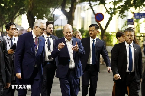 Thủ tướng Đức Olaf Scholz đi bộ tại khu vực hồ Hoàn Kiếm. (Ảnh: An Đăng/TTXVN)