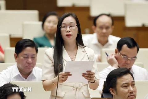 Đại biểu Quốc hội tỉnh Đắk Nông Trần Thị Thu Hằng phát biểu ý kiến. (Ảnh: Doãn Tấn/TTXVN)