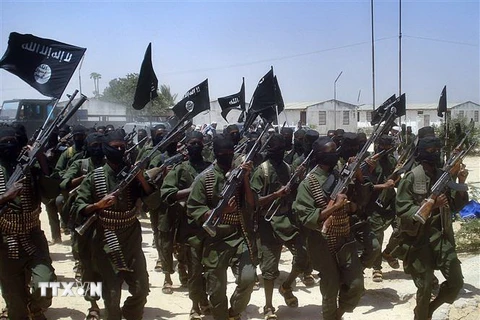 Các tay súng thuộc nhóm Hồi giáo cực đoan al Shabaab tại một địa điểm huấn luyện ở ngoại ô Mogadishu, Somalia, ngày 17/2/2011. (Ảnh: AFP/TTXVN)
