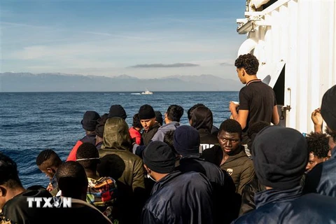 Người di cư trên tàu cứu hộ Ocean Viking tại Biển Tyrrhenian, vùng biển quốc tế, ngày 10/11. (Ảnh: AFP/TTXVN)