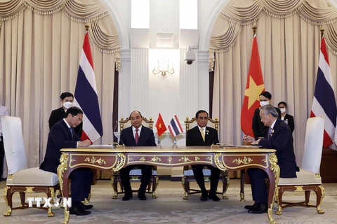 Chủ tịch nước Nguyễn Xuân Phúc và Thủ tướng Vương quốc Thái Lan Prayut Chan-o-cha chứng kiến lễ ký Chương trình hành động triển khai quan hệ đối tác chiến lược tăng cường Việt Nam- Thái Lan giữa Chính phủ nước CHXHCN Việt Nam và Chính phủ Vương quốc Thái 