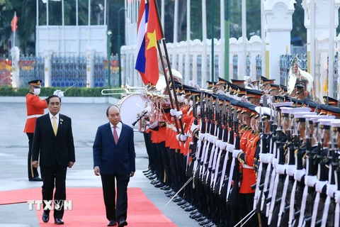 Chủ tịch nước Nguyễn Xuân Phúc và Thủ tướng Vương quốc Thái Lan Prayut Chan-o-cha tại lễ đón. (Ảnh: Thống Nhất/TTXVN)