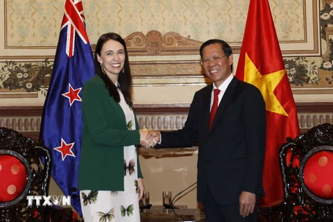 Chủ tịch Ủy ban Nhân dân Thành phố Hồ Chí Minh Phan Văn Mãi tiếp Thủ tướng New Zealand Jacinda Ardern. (Ảnh: Thanh Vũ/TTXVN)