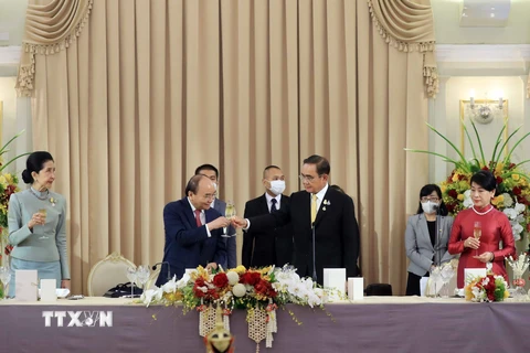 Chủ tịch nước Nguyễn Xuân Phúc và Phu nhân dự tiệc chiêu đãi chào mừng của Thủ tướng Vương quốc Thái Lan Prayut Chan-o-cha và Phu nhân. (Ảnh: Thống Nhất/TTXVN)