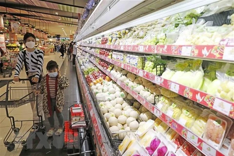 Mua sắm hàng hóa tại siêu thị. (Nguồn: TTXVN)