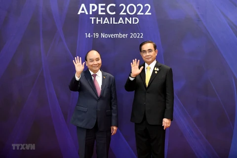 Thủ tướng Thái Lan Prayut Chan-o-cha đón Chủ tịch nước Nguyễn Xuân Phúc đến dự hội nghị APEC. (Ảnh: TTXVN phát)