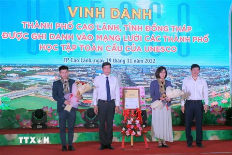 Bà Miki Nozawa, Trưởng Ban Giáo dục của Văn phòng UNESCO tại Hà Nội trao Giấy chứng nhận thành phố Cao Lãnh là thành viên Mạng lưới các thành phố học tập toàn cầu cho đại diện lãnh đạo thành phố Cao Lãnh. (Ảnh: Nhựt An/TTXVN)