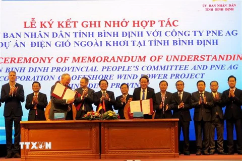 Ủy ban Nhân dân tỉnh Bình Định ký kết ghi nhớ hợp tác với Công ty PNE AG về dự án điện gió ngoài khơi tại tỉnh Bình Định. (Ảnh: Lê Ngọc Phước/TTXVN)