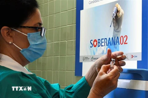 Nhân viên y tế chuẩn bị vaccine Soberana 2 phòng COVID-19 tại La Habana, Cuba. (Ảnh: AFP/TTXVN)