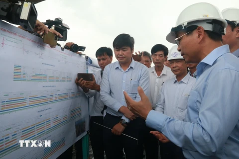Bộ trưởng Bộ Giao thông Vận tải Nguyễn Văn Thắng chỉ đạo khi kiểm tra thực địa cao tốc Phan Thiết-Dầu Giây. (Ảnh: Công Phong/TTXVN)