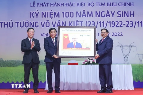 Thủ tướng Phạm Minh Chính trao bức tranh tem bưu chính cho đại diện tỉnh Vĩnh Long. (Ảnh: Dương Giang/TTXVN)