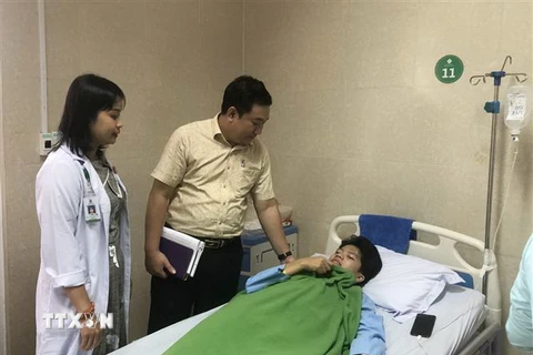 Đại diện đoàn kiểm tra Sở Y tế Khánh Hòa đến thăm các bệnh nhân bị ngộ độc thực phẩm được điều trị tại các bệnh viện trên địa bàn tỉnh. (Ảnh: TTXVN phát)