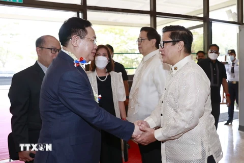 Chủ tịch Quốc hội Vương Đình Huệ với các Hạ nghị sỹ Philippines. (Ảnh: Doãn Tấn/TTXVN)