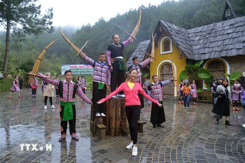 Các thí sinh trải nghiệm múa khèn của đồng bào dân tộc Mông. (Ảnh: Quang Quyết/TTXVN)