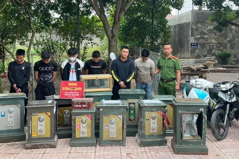 Nhóm các đối tượng bị bắt giữ cùng tang vật tại cơ quan công an. (Nguồn: Công an tỉnh Nghệ An)