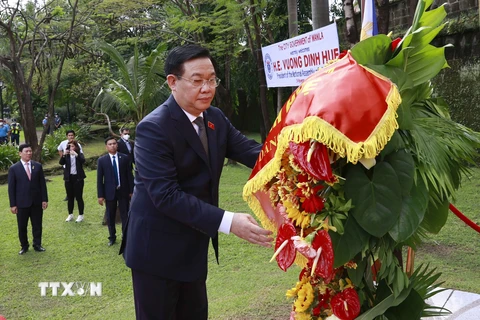 Chủ tịch Quốc hội Vương Đình Huệ đặt vòng hoa tại tượng đài Chủ tịch Hồ Chí Minh. (Ảnh: Doãn Tấn/TTXVN)