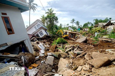 Những ngôi nhà bị đổ sập sau trận động đất tại huyện Cianjur, Tây Java, Indonesia ngày 23/11. (Ảnh: THX/TTXVN)