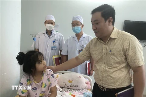 Đại diện Đoàn kiểm tra Sở Y tế Khánh Hòa đến thăm các bệnh nhân bị ngộ độc thực phẩm điều trị nội trú tại các bệnh viện trên địa bàn tỉnh Khánh Hòa. (Ảnh: TTXVN phát)