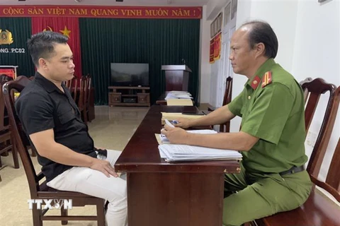 Đối tượng Nguyễn Thanh Toàn làm việc tại cơ quan công an. (Ảnh: TTXVN phát)