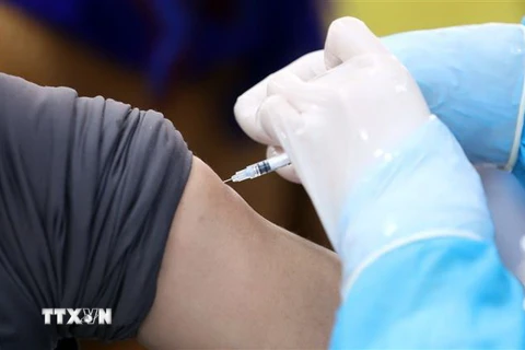 Tiêm vaccine ngừa COVID-19. (Nguồn: TTXVN)