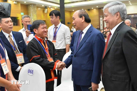 Chủ tịch nước Nguyễn Xuân Phúc gặp gỡ các đại biểu tại hội nghị. (Ảnh: Minh Đức/TTXVN)