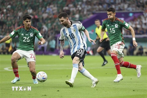 Cầu thủ Lionel Messi (giữa) đi bóng trước các cầu thủ đội tuyển Mexico. (Ảnh: THX/TTXVN)