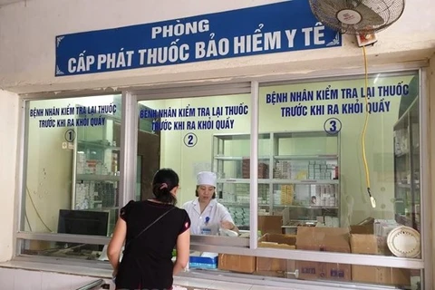 Bệnh nhân khám chữa bệnh lấy thuốc từ bảo hiểm y tế. (Ảnh: PV/Vietnam+)
