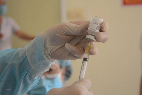 Cận cảnh lấy vaccine ngừa COVID-19. (Ảnh: Văn Dũng/TTXVN)