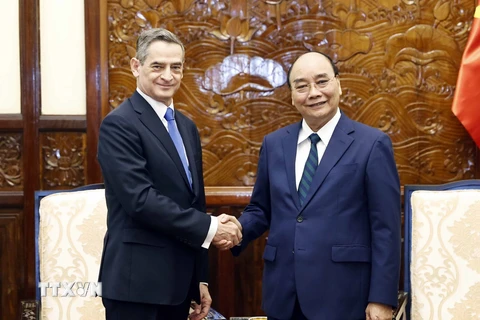 Chủ tịch nước Nguyễn Xuân Phúc tiếp Đại sứ Chile Patricio Becker đến chào từ biệt. (Ảnh: Thống Nhất/TTXVN)