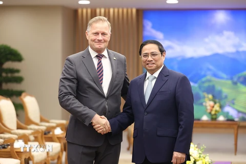 Thủ tướng Phạm Minh Chính tiếp Đại sứ Đan Mạch tại Việt Nam Nicolai Prytz. (Ảnh: Dương Giang/TTXVN)