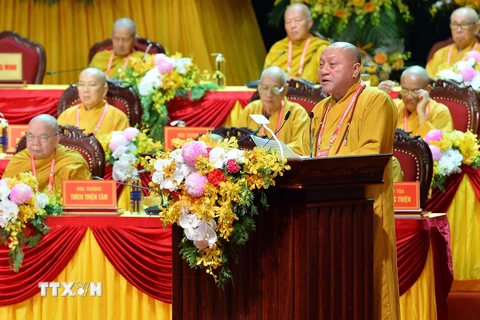 Hòa thượng Thích Gia Quang, Phó Chủ tịch Hội đồng Trị sự Giáo hội Phật giáo Việt Nam trình bày tham luận. (Ảnh: Minh Đức/TTXVN)