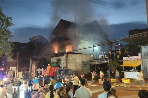 Vụ cháy phòng trà đang thi công trên đường Trần Hưng Đạo thuộc khu phố 4, phường Thác Mơ, thị xã Phước Long, tỉnh Bình Phước. (Ảnh: Đậu Tất Thành/TTXVN)