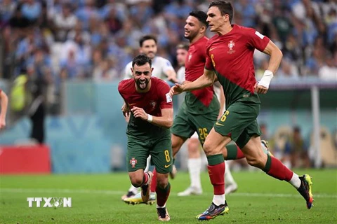 Trung vệ Bruno Fernandes ăn mừng bàn thắng thứ hai cho đội Bồ Đào Nha. (Ảnh: AFP/TTXVN)