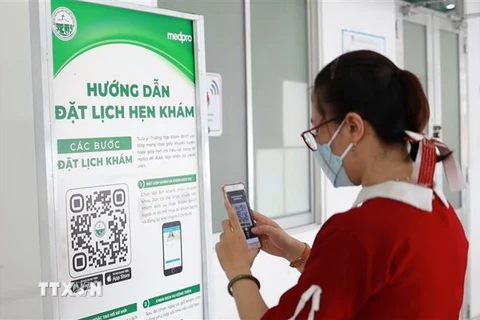 Người dân quét mã QR đặt lịch hẹn khám bệnh tại Bệnh viện Da liễu Thành phố Hồ Chí Minh. (Ảnh: Đinh Hằng/TTXVN)