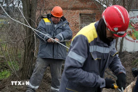 Công nhân sửa chữa đường dây điện tại Donetsk, Ukraine. (Ảnh: AFP/TTXVN)