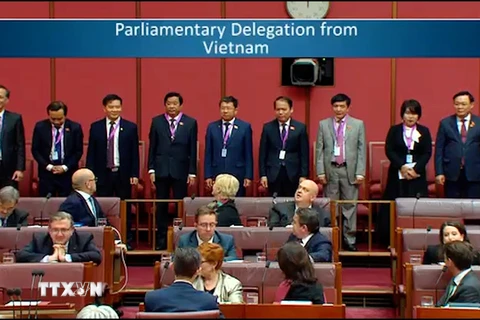 Trong chương trình thăm chính thức Australia, chiều 1/12, tại Nhà Quốc hội Australia, Chủ tịch Quốc hội Vương Đình Huệ cùng đoàn đại biểu cấp cao Việt Nam Dự thính phiên chất vấn tại Thượng viện và Hạ viện Australia. (Ảnh: TTXVN)