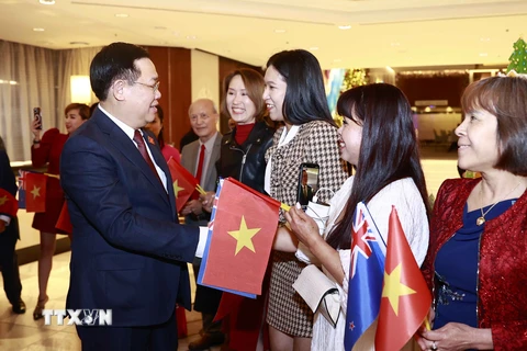 Chủ tịch Quốc hội Vương Đình Huệ với đại diện cộng đồng người Việt tại New Zealand tại lễ đón. (Ảnh: Doãn Tấn/TTXVN)